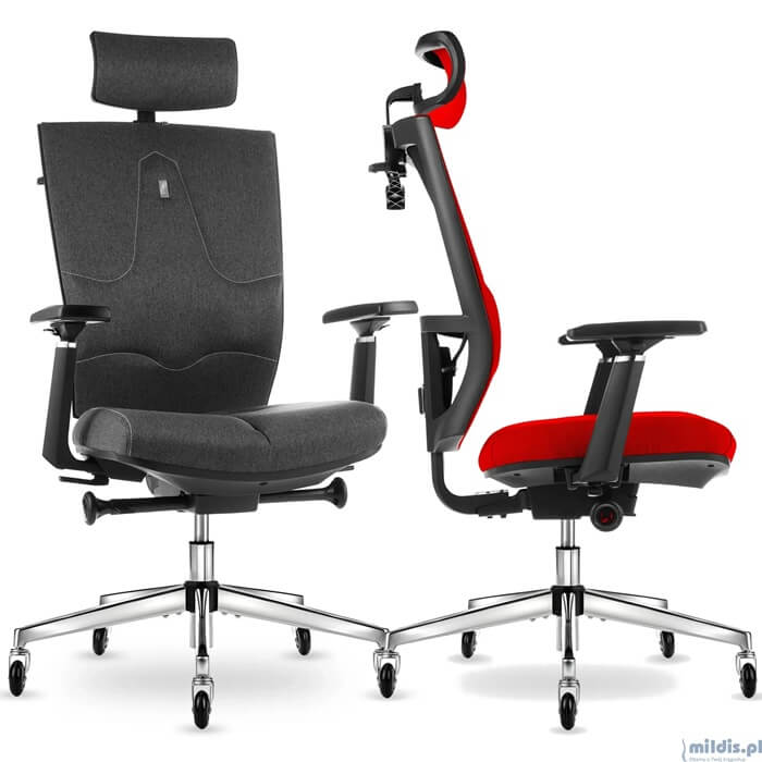 Na zdjęciu widoczne są dwa ergonomiczne fotele biurowe o nowoczesnym designie. Jeden z nich ustawiony jest przodem, drugi bokiem, co umożliwia prezentację zarówno sylwetki siedziska, jak i jego profilu. Fotele są utrzymane w szarej kolorystyce z czerwonymi akcentami, a ich konstrukcja obejmuje regulowane podłokietniki, zagłówki i wyraźnie zarysowane podparcie lędźwiowe.
