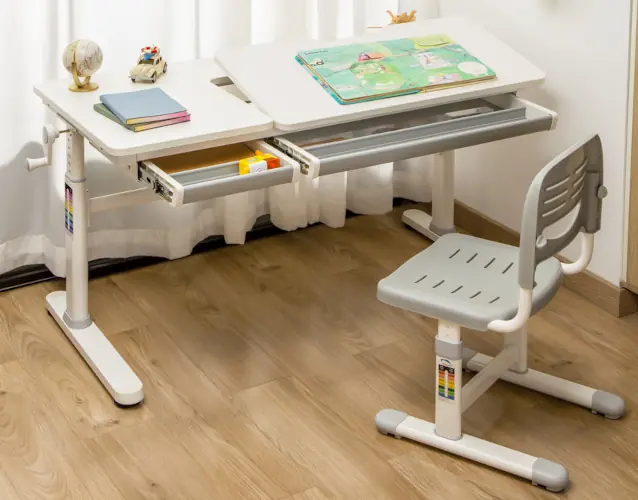 białe biurko regulowane dla dziecka