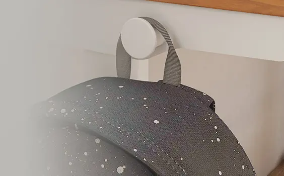 biurko z wieszakiem na plecak