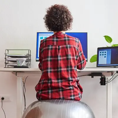 Czy warto siedzieć na piłce gimnastycznej w pracy?